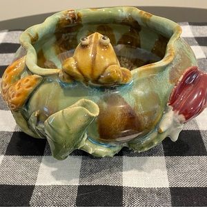 Beautiful Majolica Style Vintage Frog Bowl or Planter